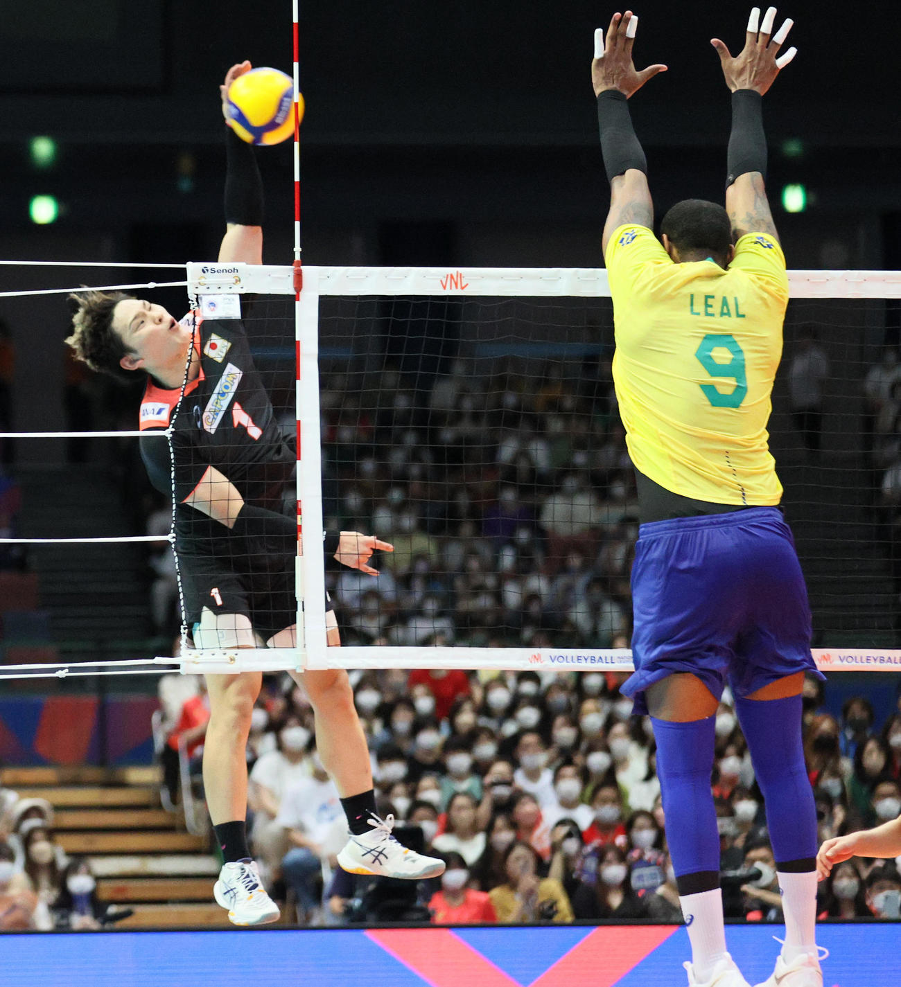 日本対ブラジル　第3セット、西田はスパイクを決める（撮影・上山淳一）