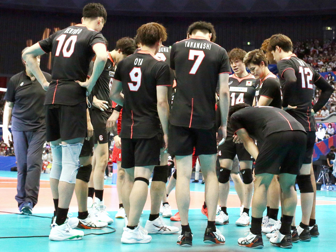 日本対ブラジル　ブラジル代表に敗れ、肩を落とす日本代表チーム（撮影・上山淳一）