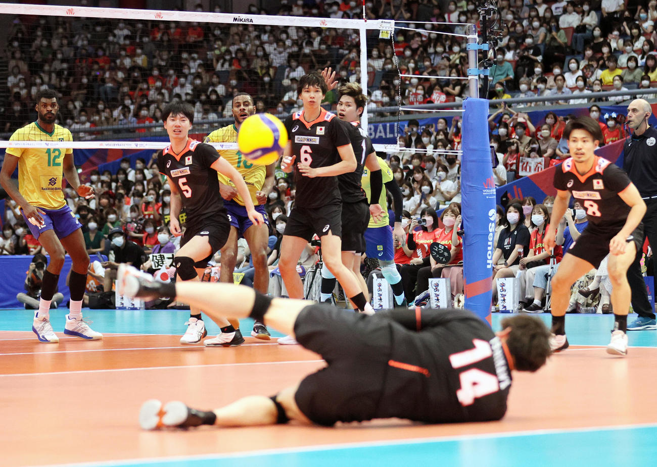 日本対ブラジル　第3セット、相手スパイクを決められる日本代表チーム（撮影・上山淳一）