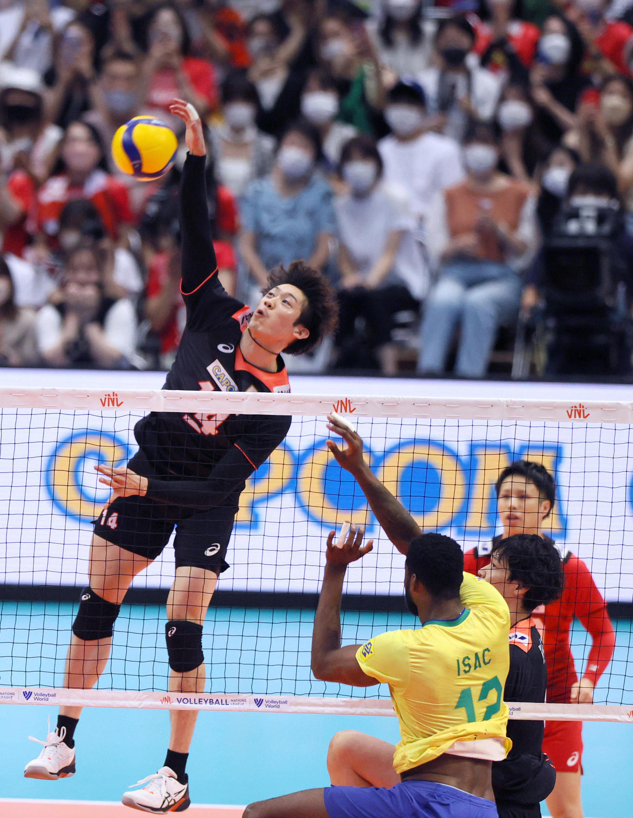 日本対ブラジル　第1セット、石川（左）はスパイクを決める（撮影・上山淳一）