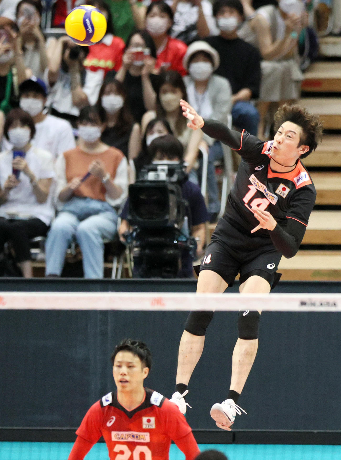 日本対ブラジル　第1セット、サービスエースを決める石川（撮影・上山淳一）
