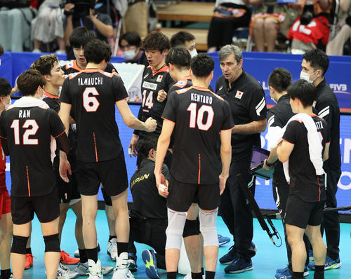 日本対ブラジル　第2セット、タイムアウトを取り選手らに指示を出すブラン監督（右から4人目）（撮影・上山淳一）