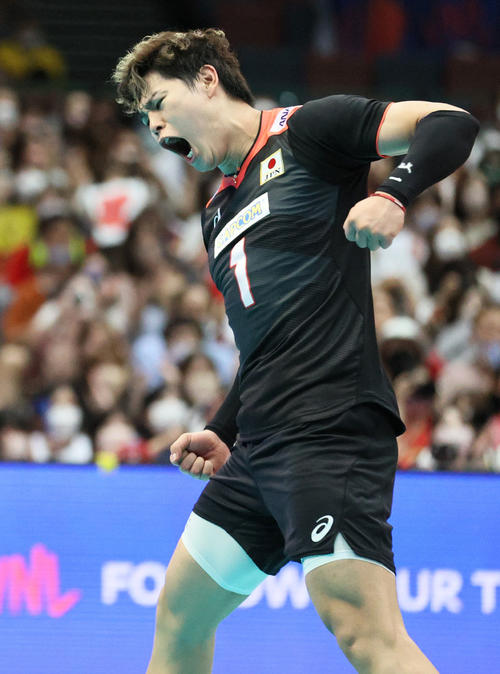 日本対ブラジル　第3セット、西田はスパイクを決め雄たけびを揚げ喜ぶ（撮影・上山淳一）