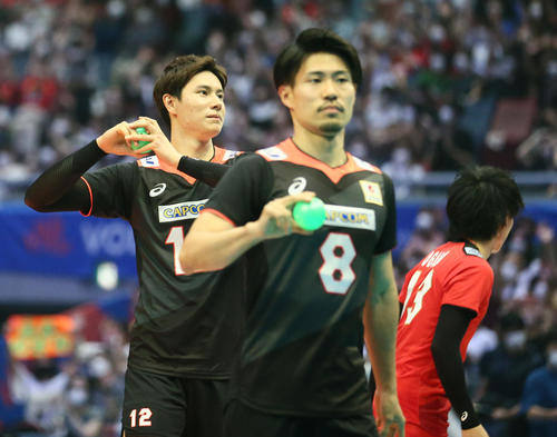 日本対ブラジル　試合前、サインボールを会場に投げる高橋藍（左）と関田ら（撮影・上山淳一）