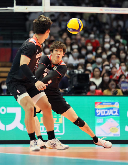 日本対ブラジル　第3セット、レシーブする石川（撮影・上山淳一）