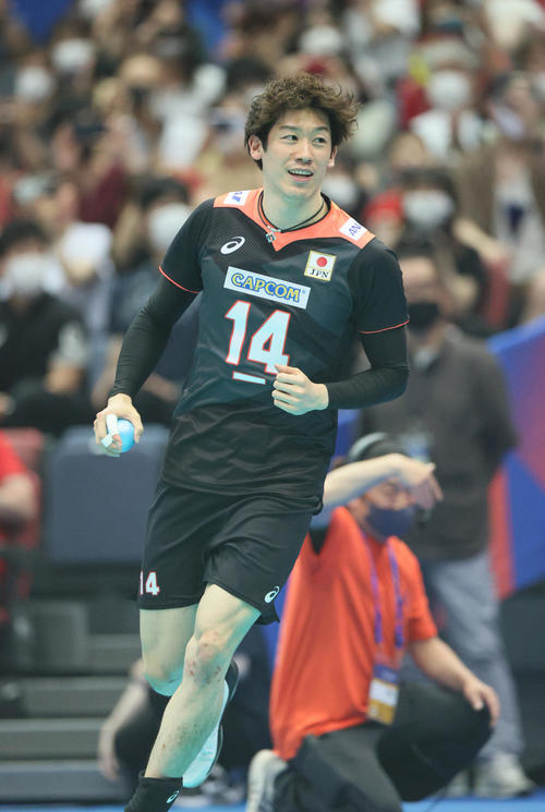 日本対ブラジル　試合へ向け入場する石川（撮影・上山淳一）