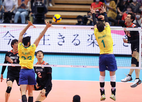 日本対ブラジル　第1セット、高橋藍（右端）はスパイクを決める（撮影・上山淳一）