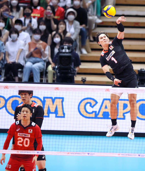 日本対ブラジル　第1セット、西田はサービスエースを決める（撮影・上山淳一）