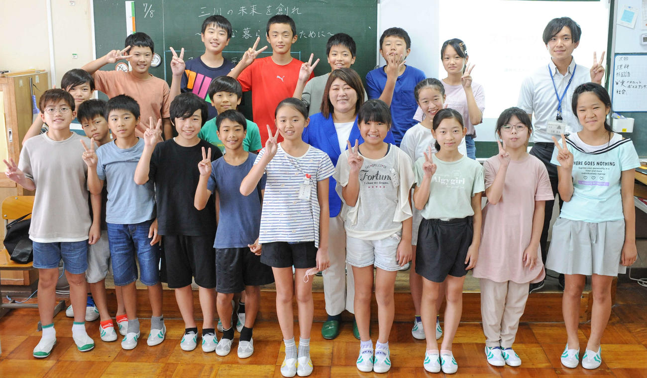 溝口会長（2列目中央）は、袋井三川小6年の児童たちや担任教諭（後列右端）と一緒に記念撮影