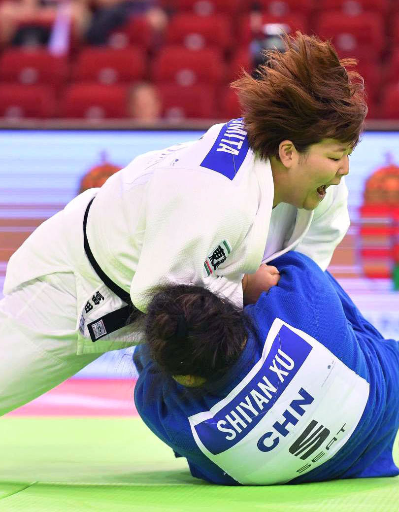 女子78キロ超級準決勝で相手を攻める冨田若春（共同）