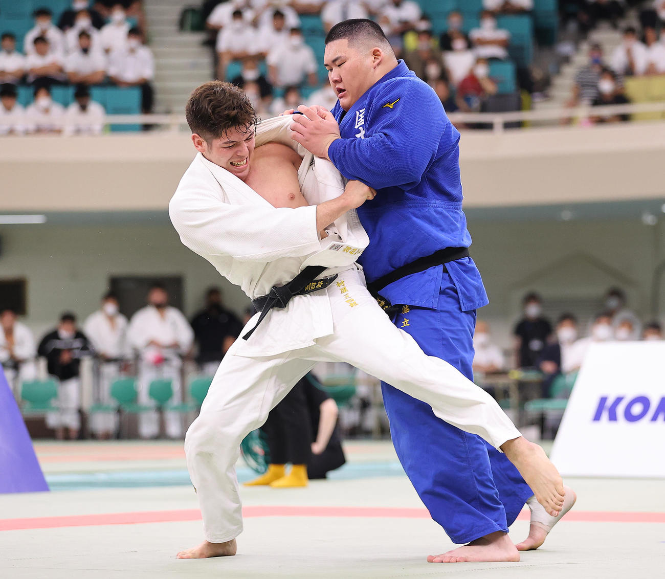 6月26日、全日本学生柔道優勝大会　代表戦で東海大・村尾と攻め合う国士舘大・斉藤立（右）