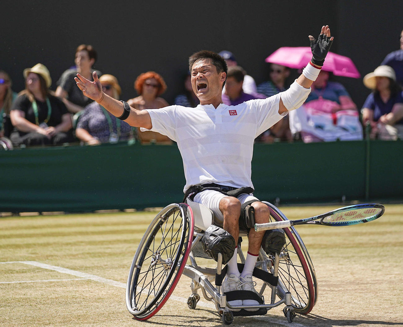 車いすの部男子シングルスで初優勝し、歓喜する国枝（共同）