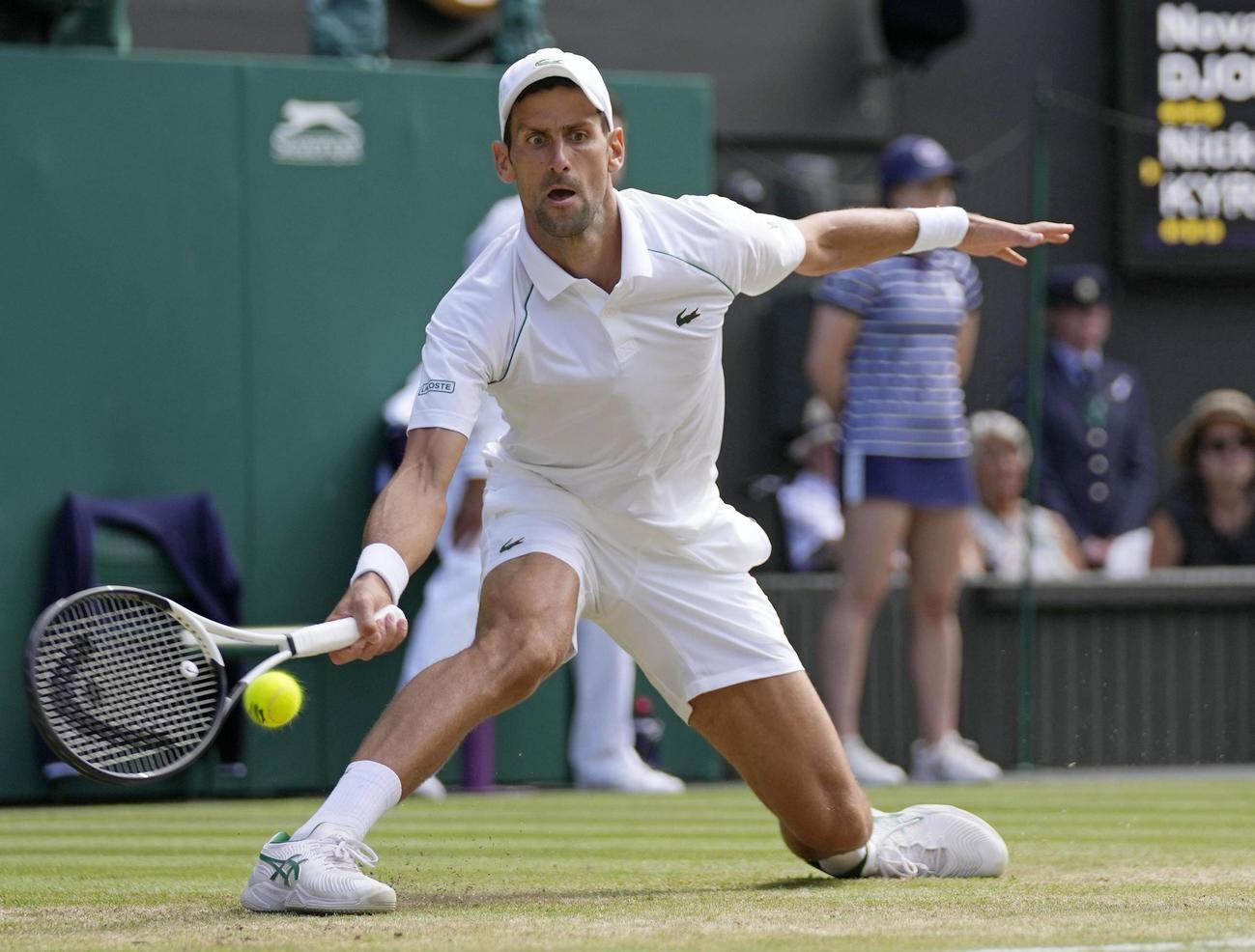 男子シングルス決勝でプレーするノバク・ジョコビッチ（共同）