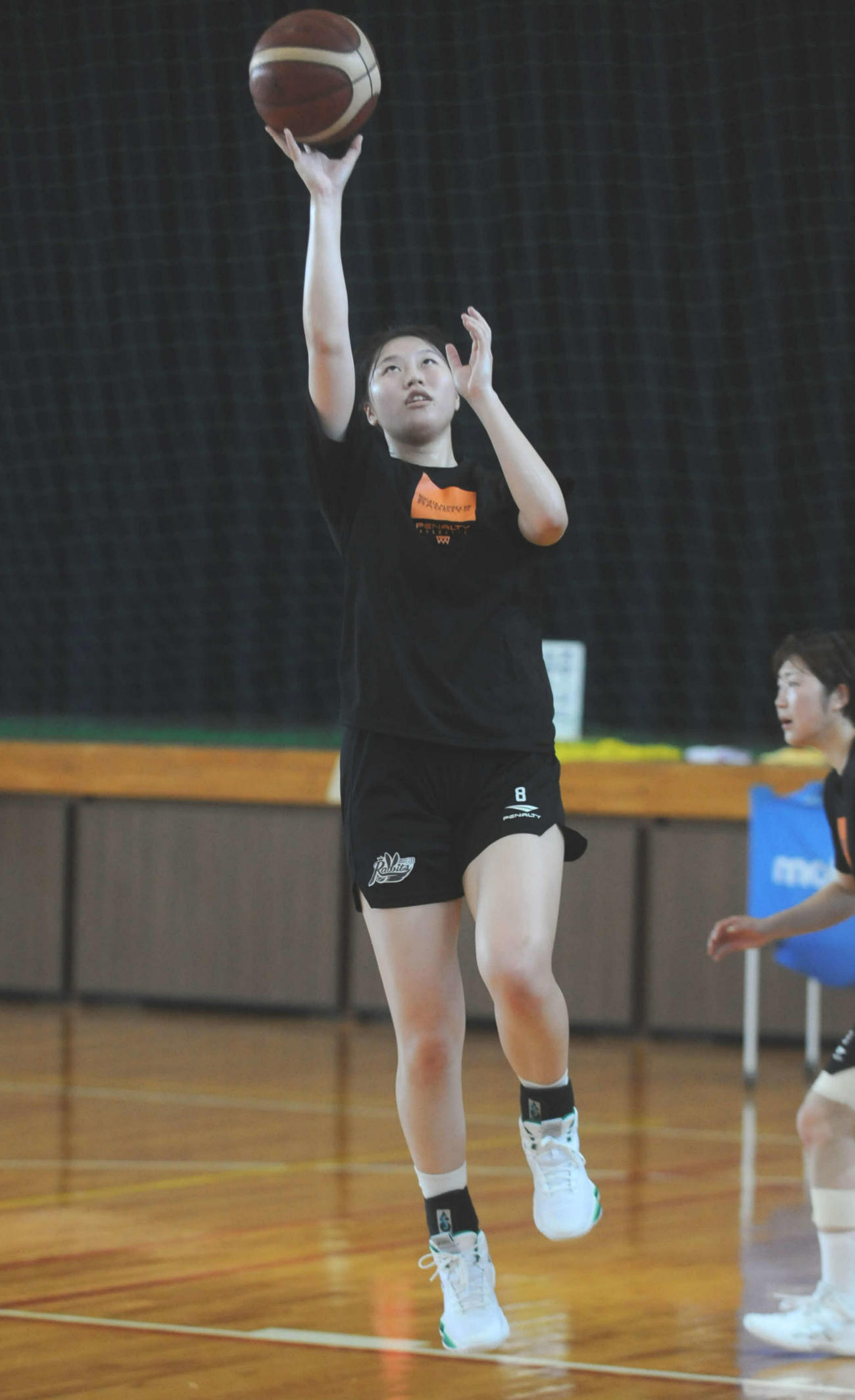 シュート練習をする新潟BBラビッツのルーキー佐坂明音