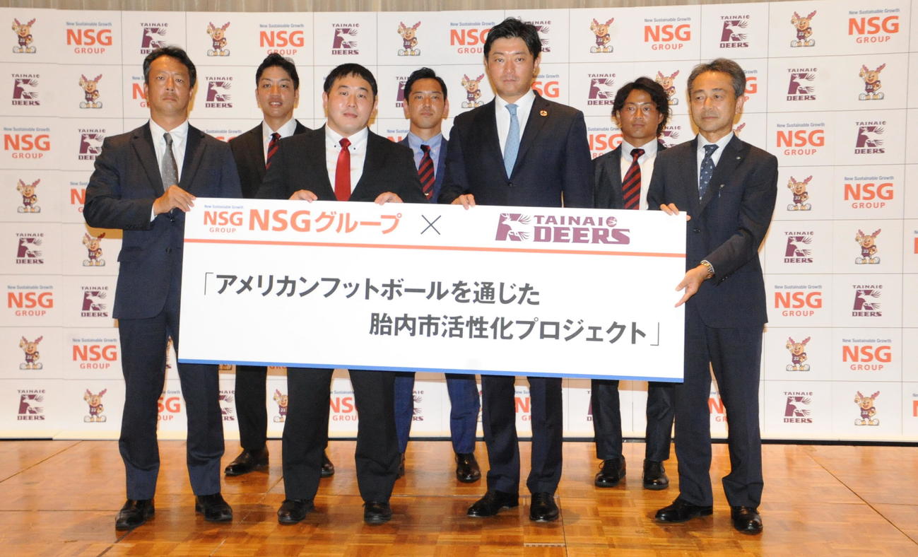記者会見に参加した前列左から志田GM、高橋取締役、NSG池田代表、井畑胎内市長。後列左から選手の加藤、石毛、小川