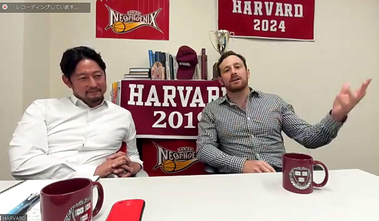 米ハーバード大からオンライン会見に臨む三遠の秦氏（左）と同大のクレイマー教授