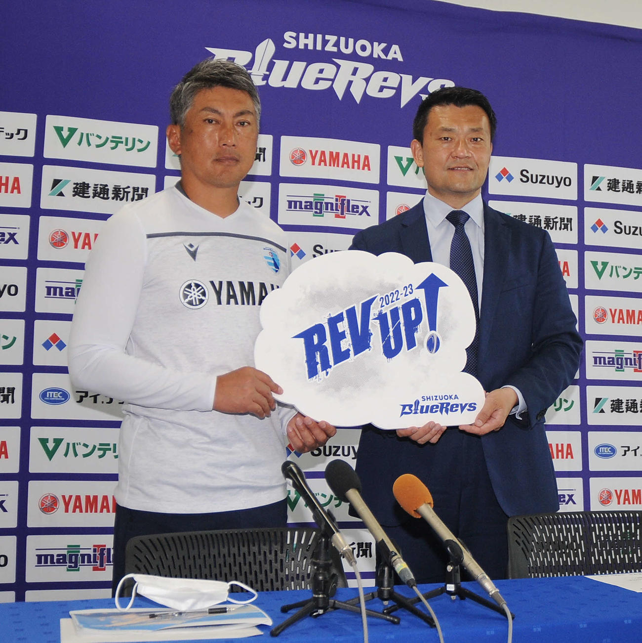 記念撮影に応じる静岡ブルーレヴズの山谷社長（右）と堀川ヘッドコーチ