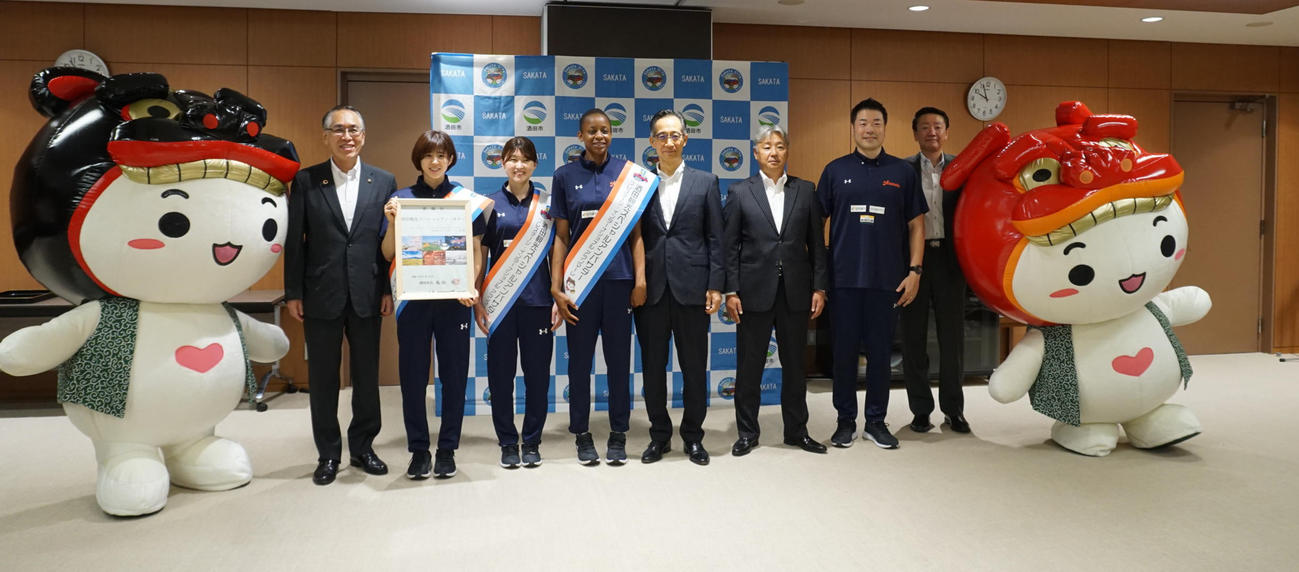 酒田観光スペシャルアンバサダー委嘱状交付式に参加したアランマーレ山形の木村友里主将（左から2人目）ら（アランマーレ山形提供）