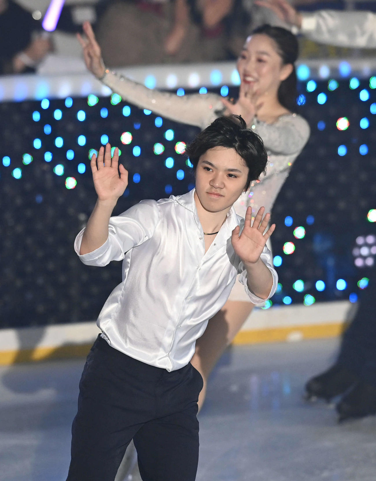 エンディングで観客に手を振って笑顔を見せる宇野昌磨（撮影・たえ見朱実）