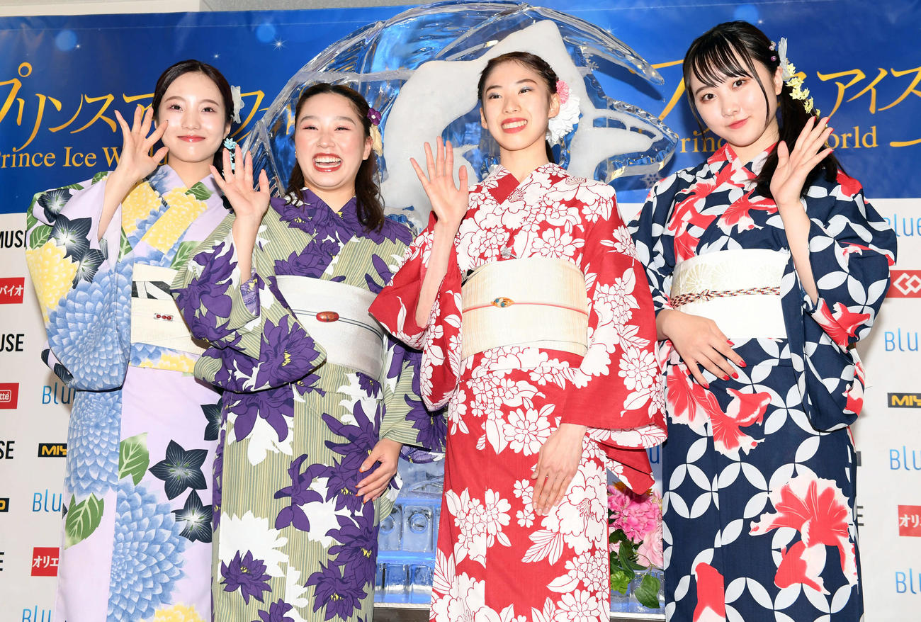 公演後、浴衣姿を披露した出演者。左から本田真凜、樋口新葉、住吉りをん、本田望結（撮影・たえ見朱実）