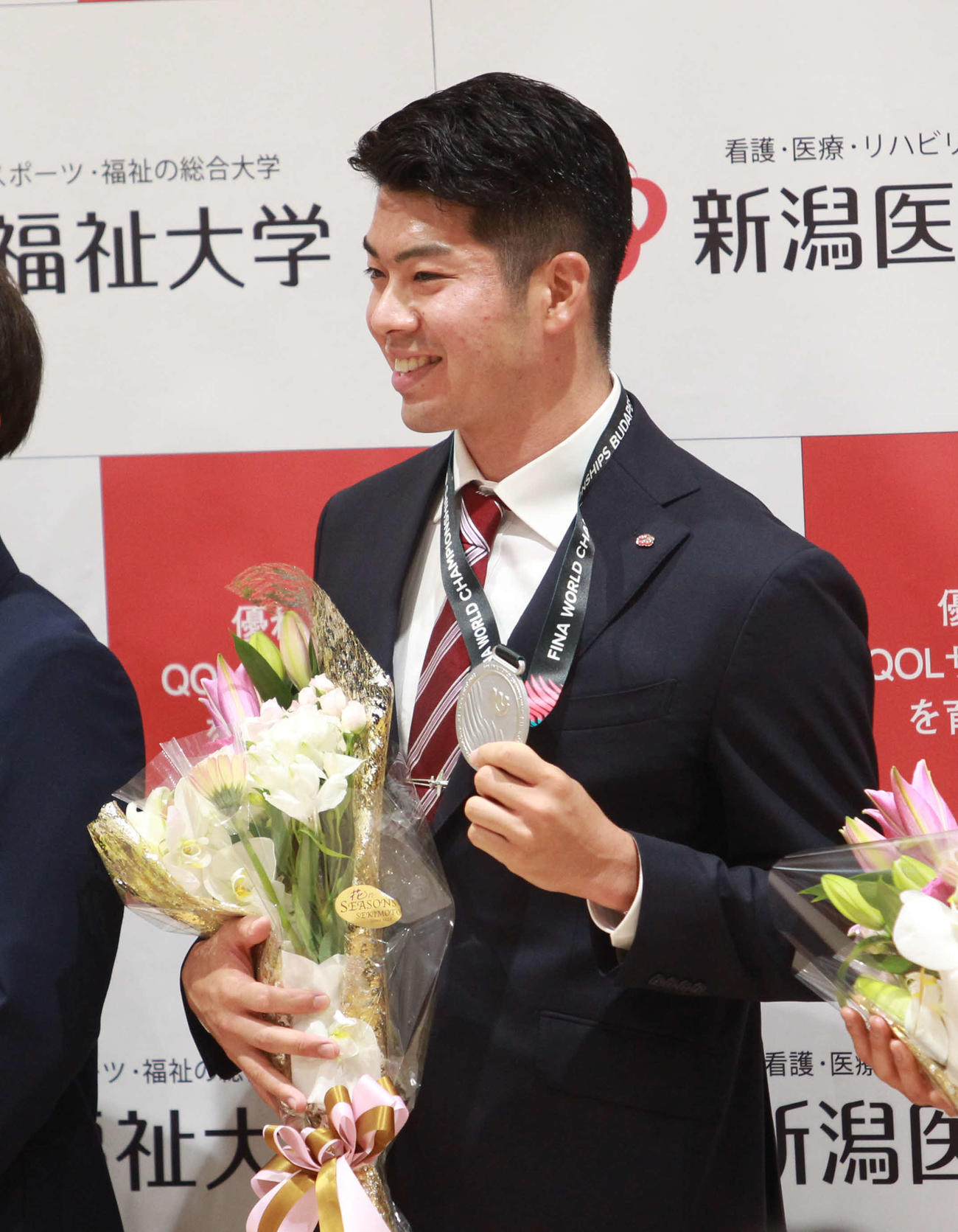 報告会で笑顔の水沼