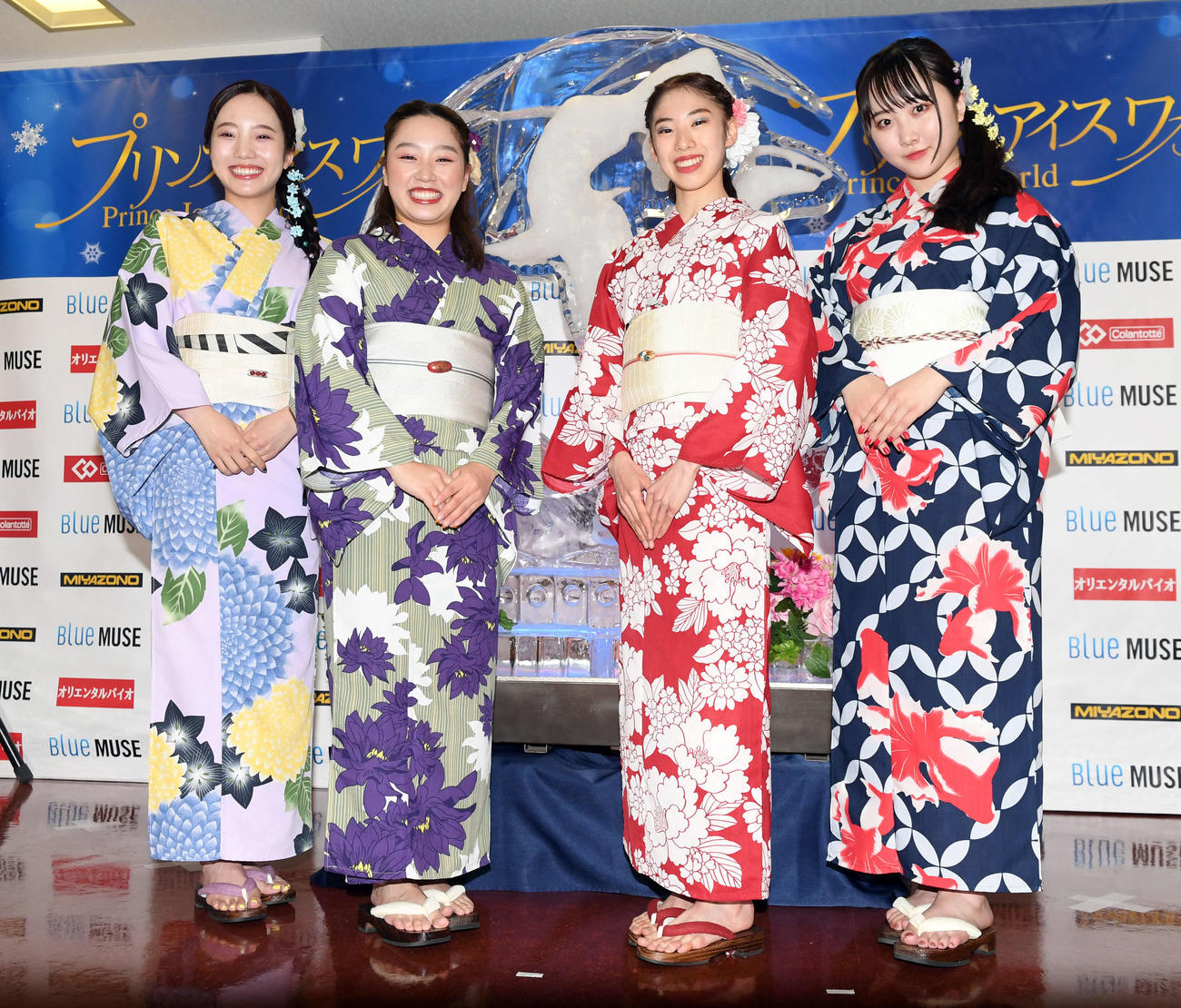 公演後、浴衣姿を披露した出演者。左から本田真凜、樋口新葉、住吉りをん、本田望結（撮影・たえ見朱実）