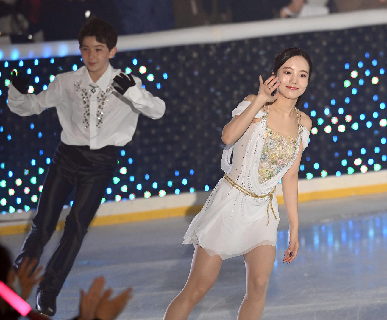 エンディングで観客に手を振って笑顔を見せる本田真凜（撮影・たえ見朱実）