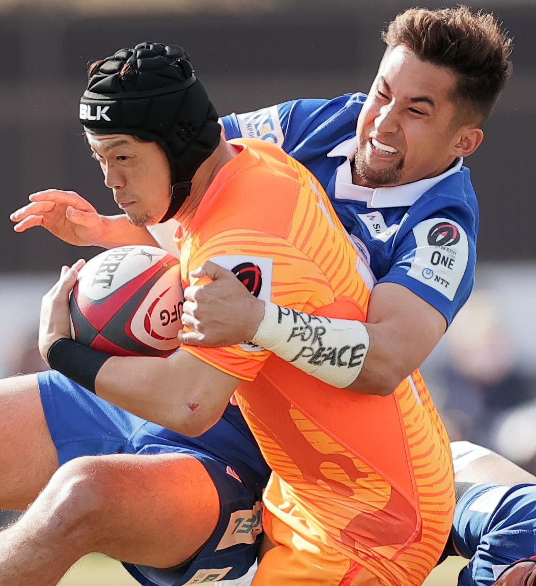 タックルする静岡WTB中井（右）（2022年3月5日撮影）