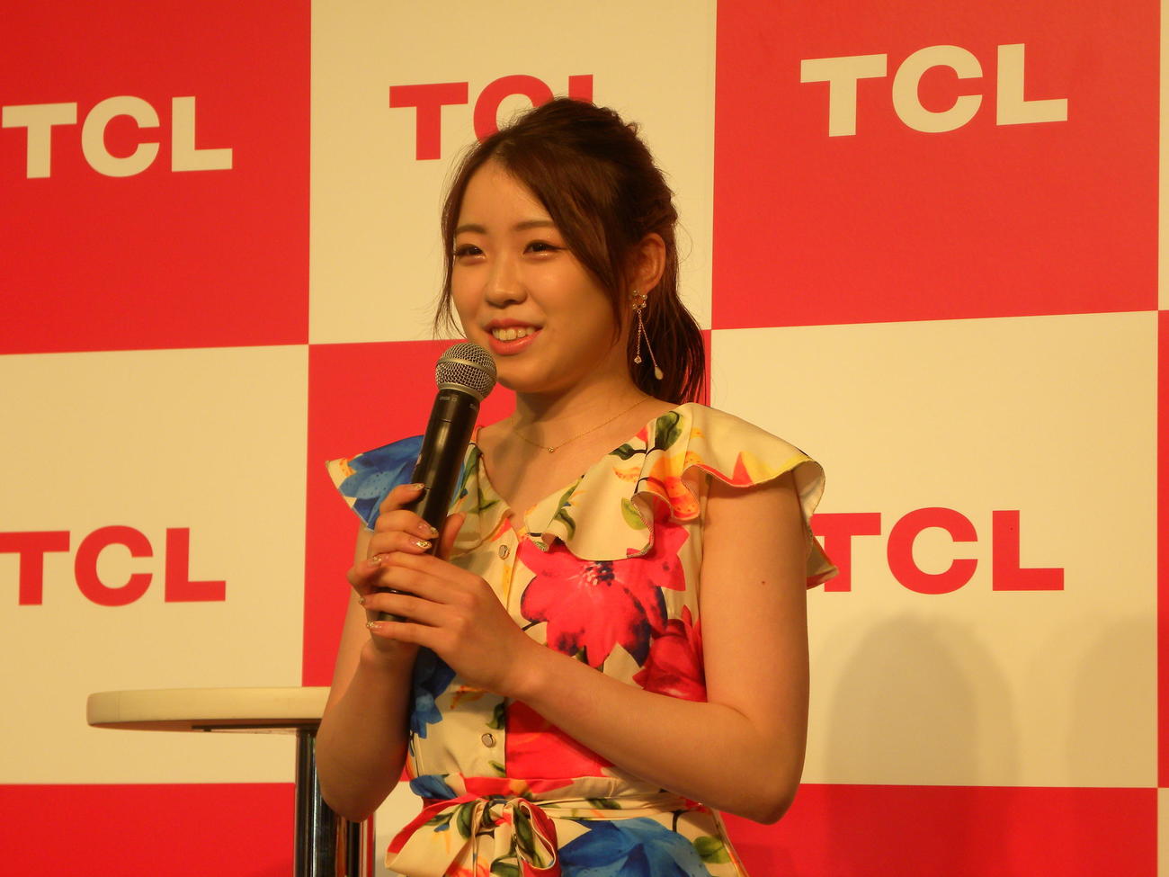 TCLテレビ新製品体験イベントで思いを語るアンバサダーの紀平梨花（右）（撮影・松本航）