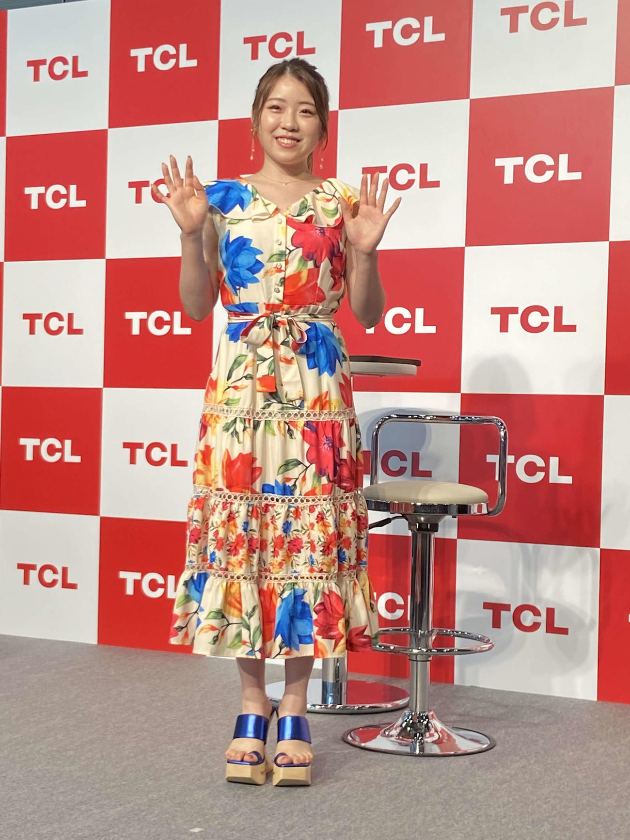 TCLテレビ新製品体験イベントで手を振るアンバサダーの紀平梨花（撮影・松本航）