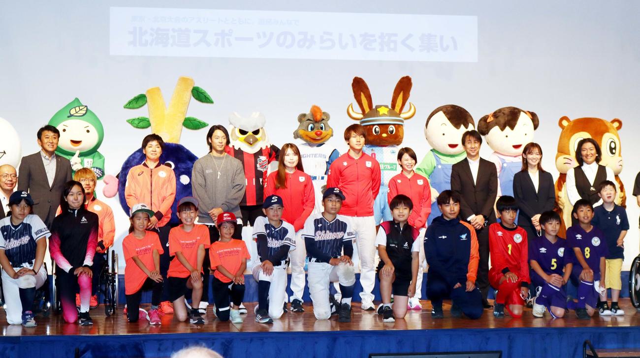 イベントの最後に参加した子どもたちと写真撮影する（後列左から）永瀬氏、鈴木氏、池崎、山本、小林、佐藤、森重、高木氏、原田監督、郷氏、川端氏（撮影・永野高輔）