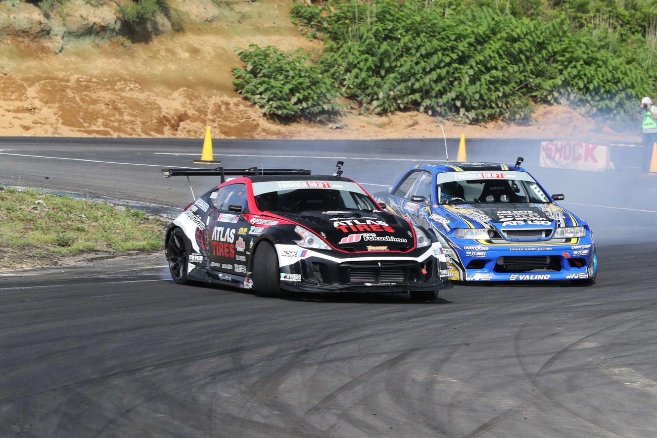 6月のFDJ第2戦決勝で競り合う末永のZ34（左）と山下のJZX100マーク2
