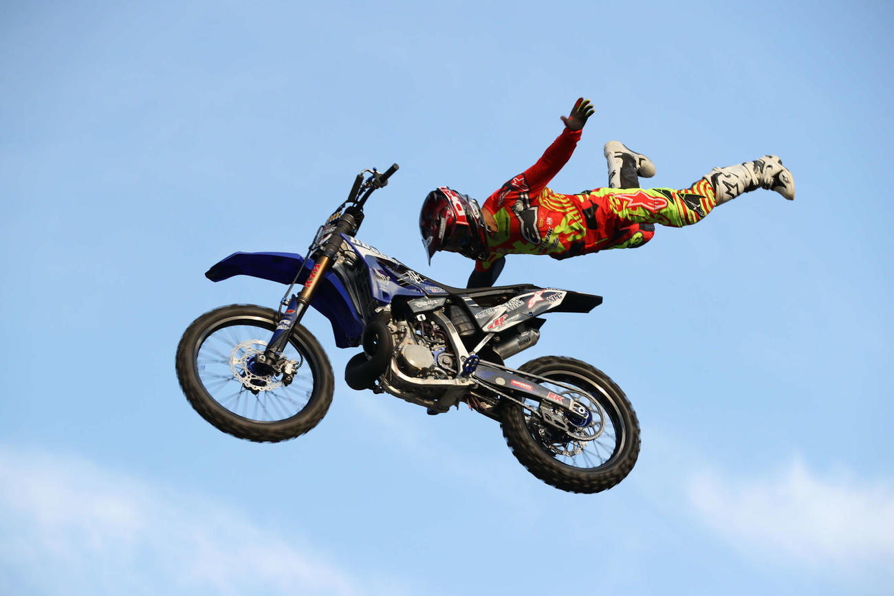 危険と紙一重のジャンプエンターテインメントFMX