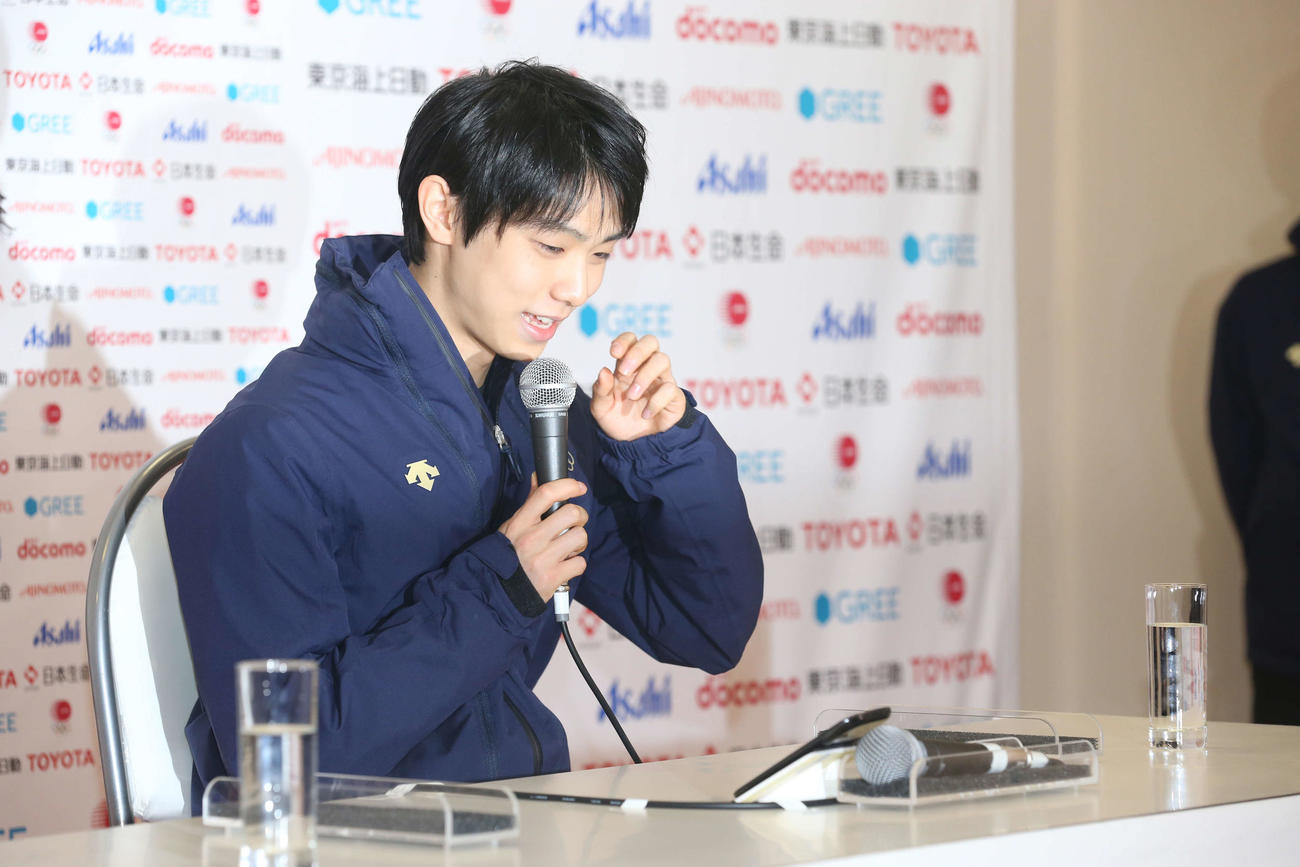 ソチ五輪で金メダルを獲得した羽生結弦はスマートホンで安倍晋三首相から祝福され笑顔（14年2月）