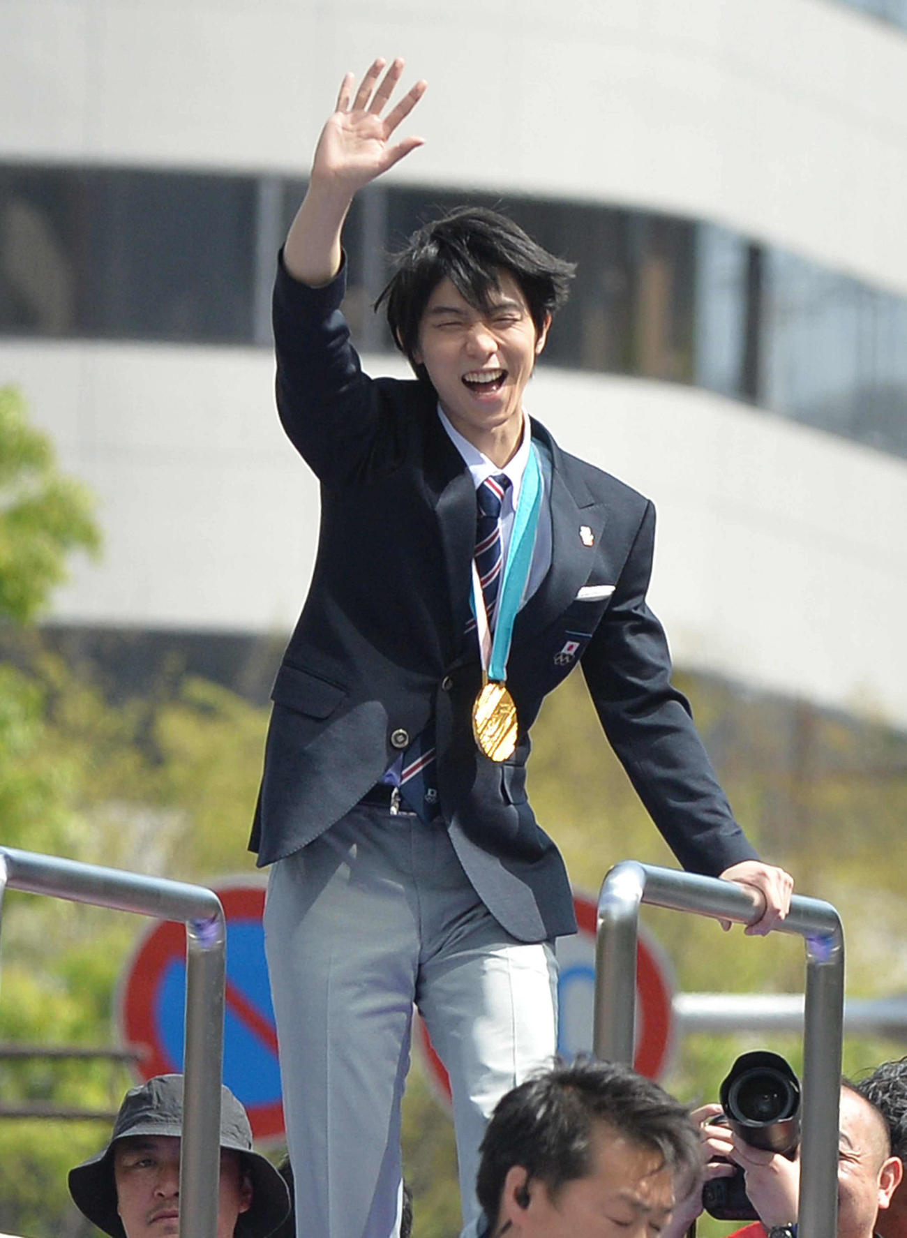 パレードカーの上から笑顔で手を振る羽生結弦（18年4月）