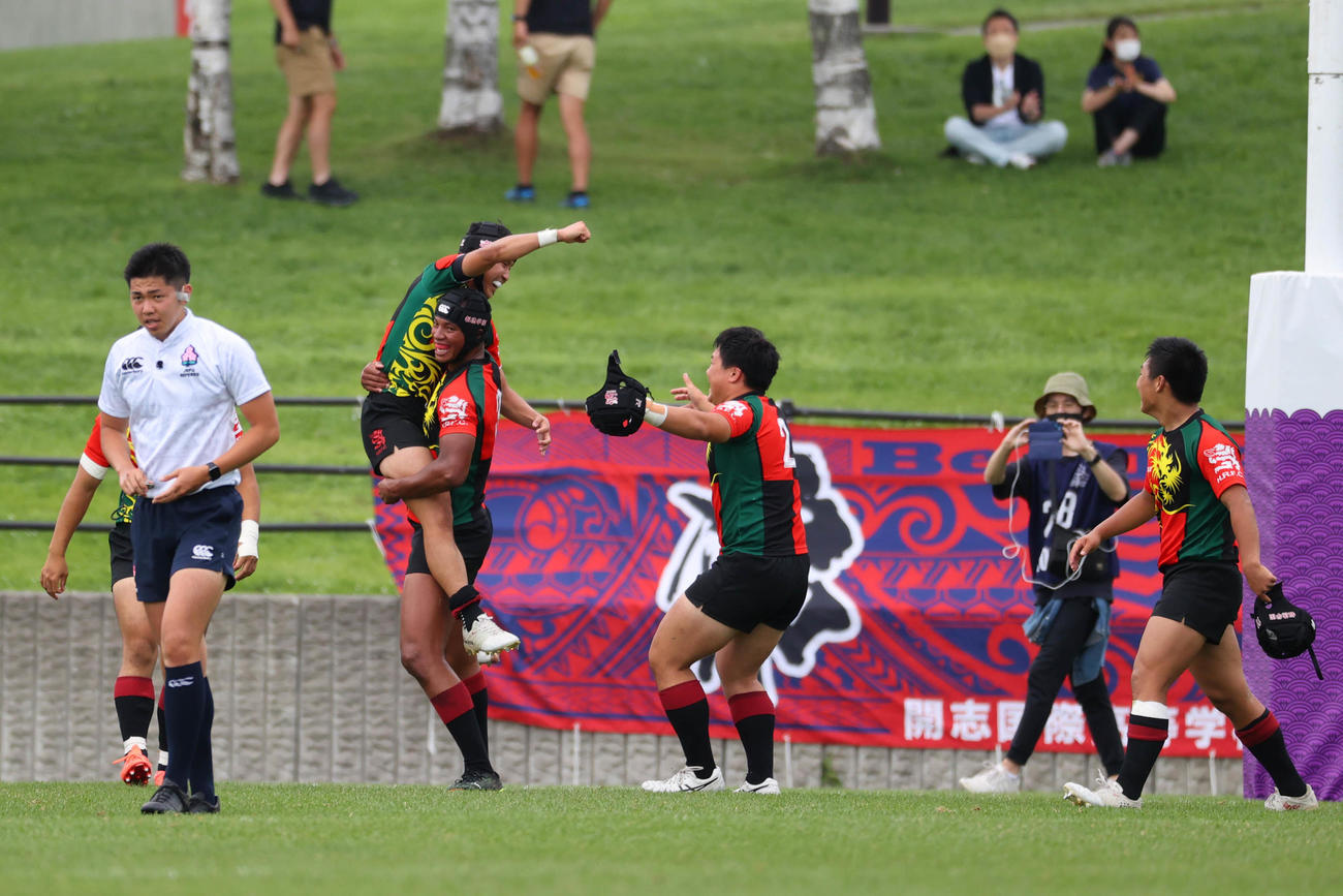 選抜大会に続いて7人制でも優勝し、喜ぶ報徳学園のメンバー（協会提供）