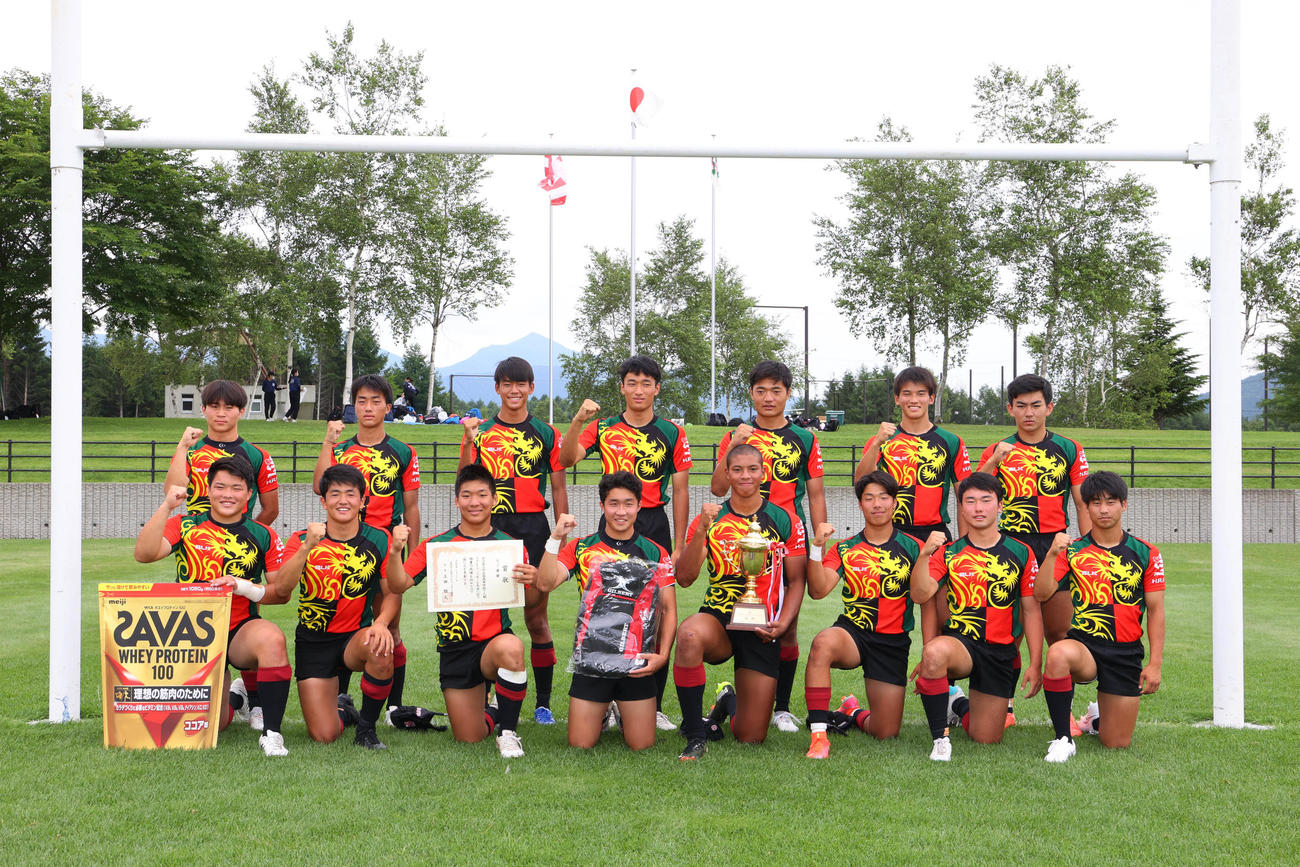 選抜大会に続いて7人制でも優勝し、高校3冠に王手をかけた報徳学園のメンバー（協会提供）