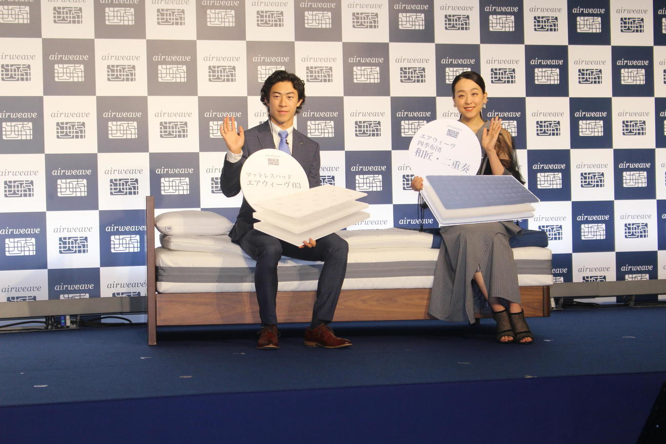 初共演した浅田さんとチェン（左）