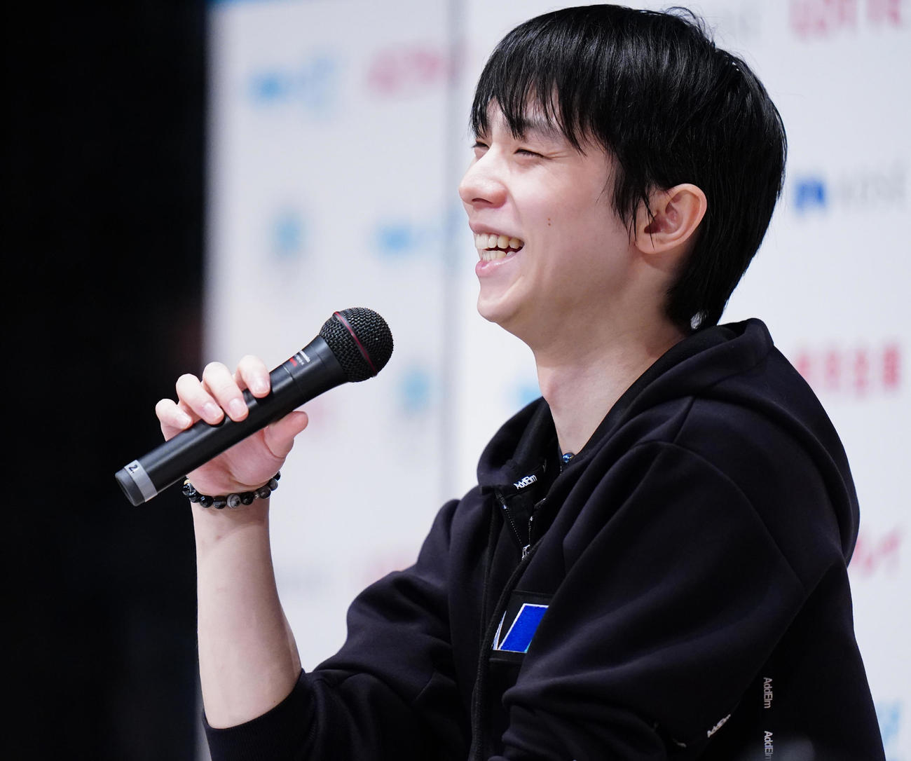 2020年12月26日全日本フィギュアスケート選手権　優勝し、会見で笑顔を見せる羽生結弦