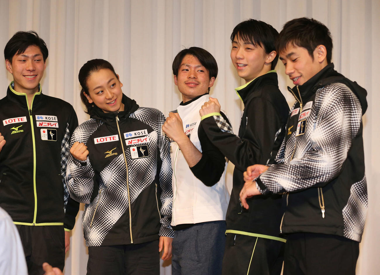 2013年12月04日フィギュア　グランプリファイナル福岡大会　公式記者会見でポーズを決める左から田中刑事、浅田真央、町田樹、羽生結弦、織田信成