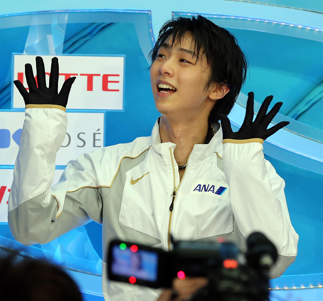 2014年12月27日フィギュアスケート全日本選手権　男子フリー後、笑顔で手を振る羽生結弦