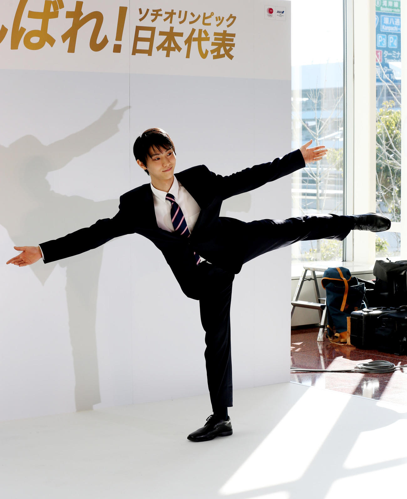 2013年12月25日ANAソチ五輪日本代表応援記者会見　会見でポーズをとる羽生結弦