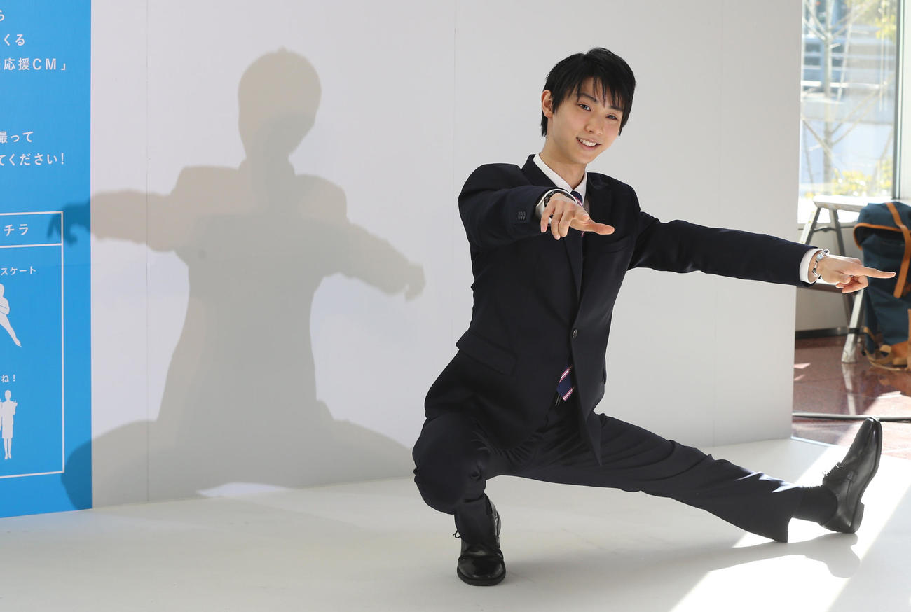 2013年12月25日ANAソチ五輪日本代表応援記者会見　会見でポーズをとる羽生結弦