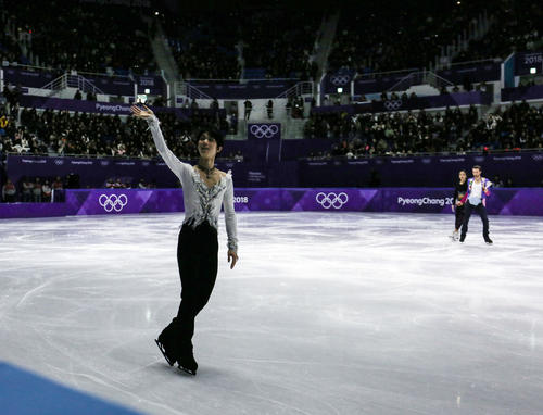 2018年2月25日　平昌五輪　フィギュアスケート・エキシビション　スタンドに手を振る羽生結弦