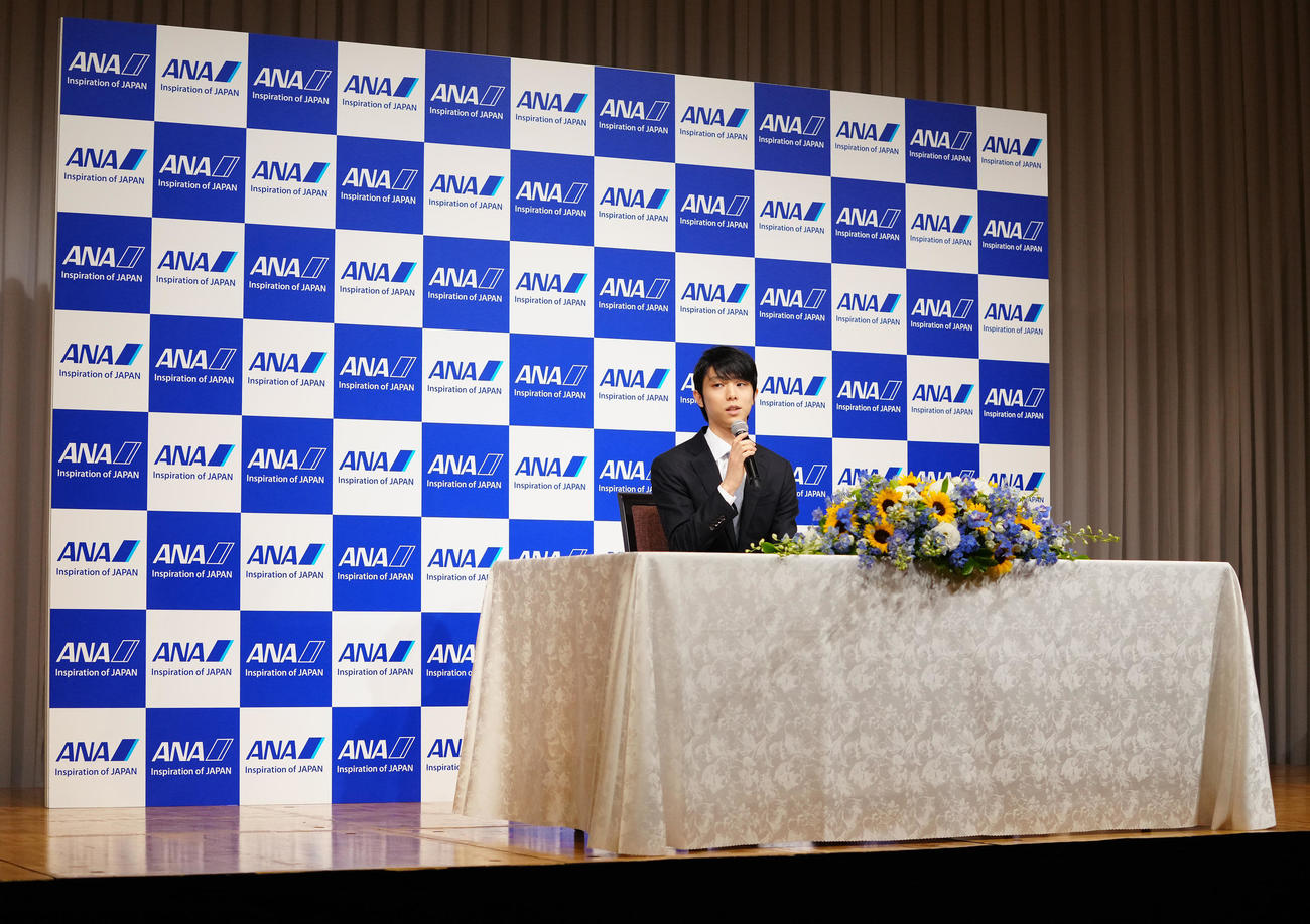 記者会見に臨む羽生（撮影・江口和貴）