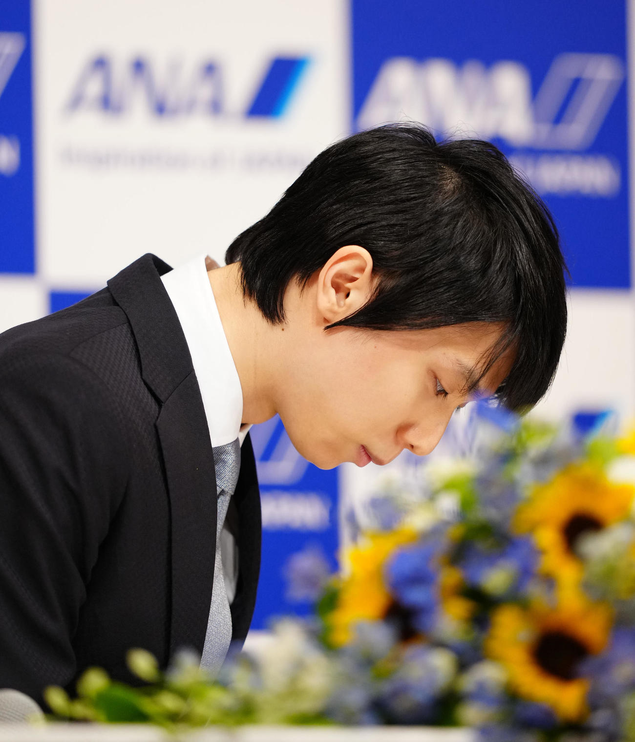 記者会見で質問者に一礼する羽生（撮影・江口和貴）