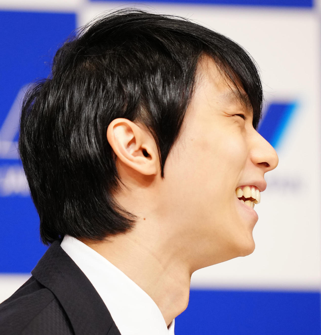 記者会見で笑みを浮かべる羽生（撮影・江口和貴）