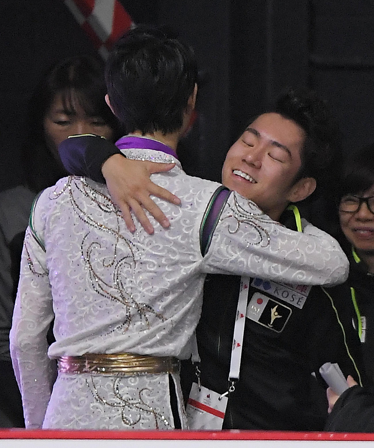 2017年9月、フィギュアスケート・オータム・クラシックで2位に終わった羽生結弦は、村上大介（右）にハグで労われる