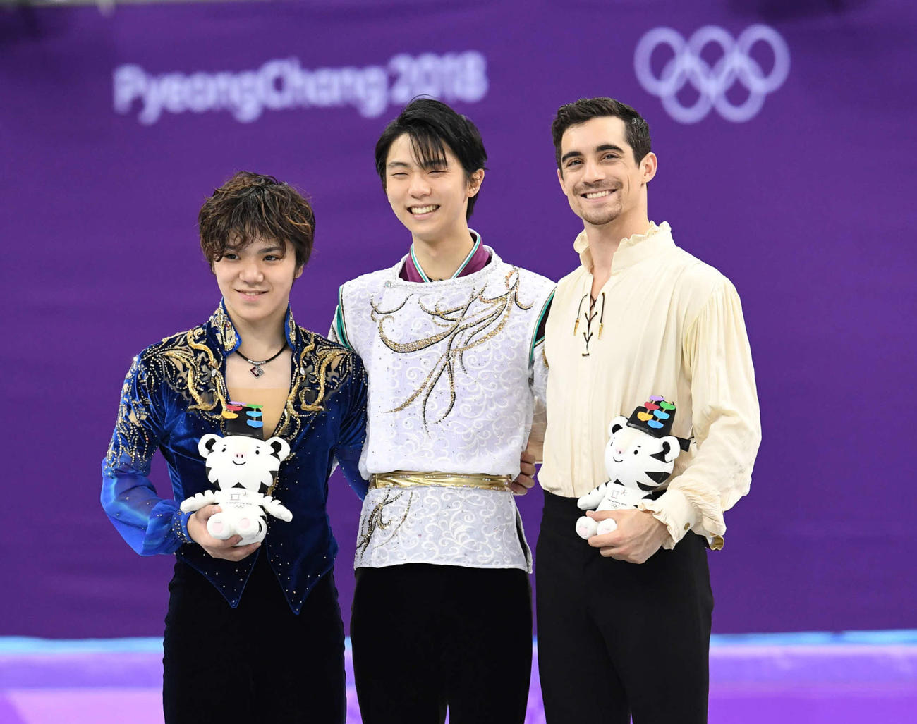 平昌五輪金メダルに輝いた羽生（中央）は銀メダルの宇野（左）、銅メダルのフェルナンデスと記念撮影（2018年2月17日撮影）