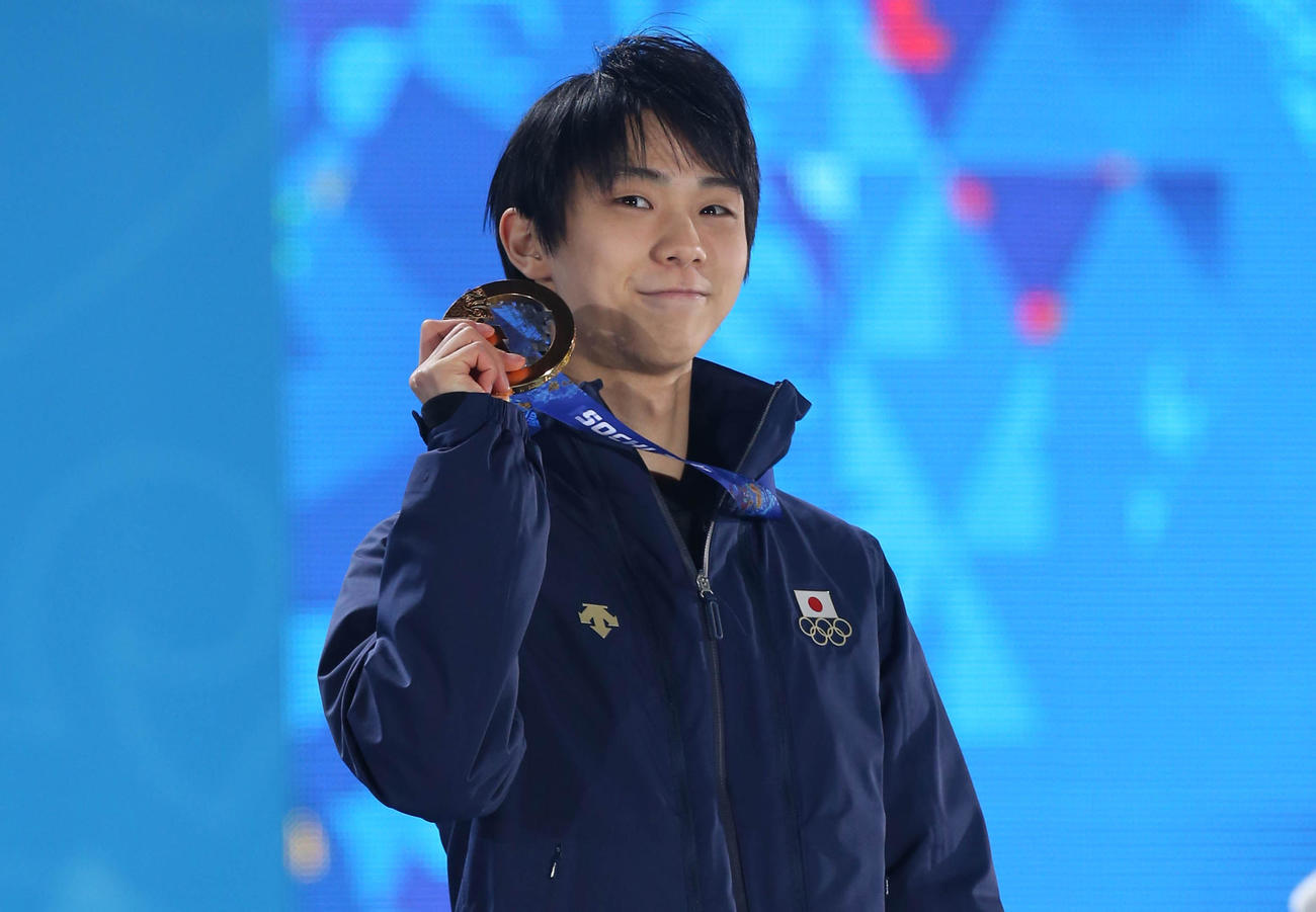 14年2月、ソチ五輪のメダルセレモニーで、金メダルを手に誇らしげな表情を見せる羽生（撮影・PNP）